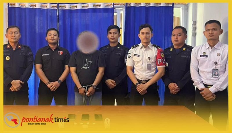 Petugas Rutan dan Polres Sambas mengapit tersangka penyelundupan sabu.