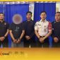 Petugas Rutan dan Polres Sambas mengapit tersangka penyelundupan sabu.