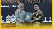 Ketua BPK Perwakilan Kalbar, Sri Haryati menyerahkan opini WTP kepada Bupati Sambas H Satono. atas Laporan Keuangan Pemerintah Daerah (LKPD) Tahun Anggaran 2025.