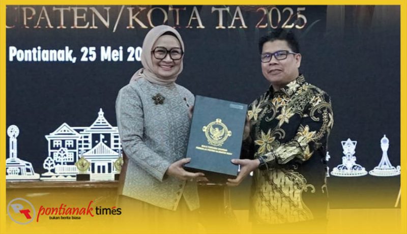 Ketua BPK Perwakilan Kalbar, Sri Haryati menyerahkan opini WTP kepada Bupati Sambas H Satono. atas Laporan Keuangan Pemerintah Daerah (LKPD) Tahun Anggaran 2025. 