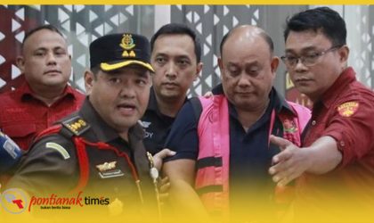 Dadan Hindayana mantan Kepala BGN mengenakan rompi thanan dan digiring menuju Rutan Salemba.