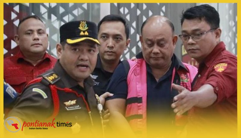 Dadan Hindayana mantan Kepala BGN mengenakan rompi thanan dan digiring menuju Rutan Salemba.