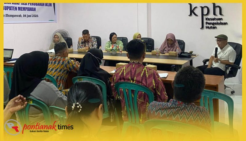 Dialog Multipihak Sinkronisasi Kebijakan Pembangunan Responsif Gender dan Adaptasi Perubahan Iklim di Aula Kantor UPT Kesatuan Pengelolaan Hutan (KPH) Kabupaten Mempawah, Kamis (4/6/2026).