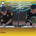 Kepala Kejaksaan Tinggi Kalimantan Barat, Emilwan Ridwan da Ketua KPU Provinsi Kalimantan Barat menandatagani naskah kerjasama Perdata dan Tata Usaha Negara.