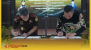 Kepala Kejaksaan Tinggi Kalimantan Barat, Emilwan Ridwan da Ketua KPU Provinsi Kalimantan Barat menandatagani naskah kerjasama Perdata dan Tata Usaha Negara.