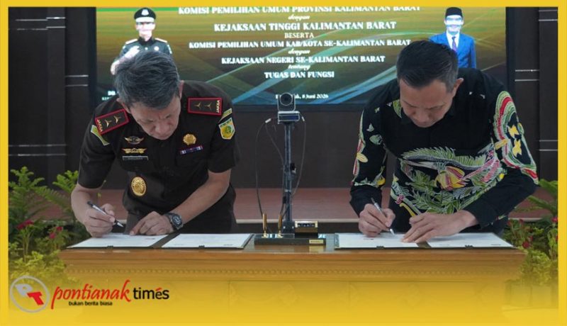 Kepala Kejaksaan Tinggi Kalimantan Barat, Emilwan Ridwan da Ketua  KPU Provinsi Kalimantan Barat menandatagani naskah kerjasama Perdata dan Tata Usaha Negara.