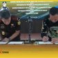 Kepala Kejaksaan Tinggi Kalimantan Barat, Emilwan Ridwan da Ketua  KPU Provinsi Kalimantan Barat menandatagani naskah kerjasama Perdata dan Tata Usaha Negara.