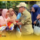 Bupati Sambas, H Satono menyerahkan Sembako pada momen Pasar Murah di Selakau untuk menjaga stabilitas harga bahan pokok.