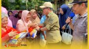 Bupati Sambas, H Satono menyerahkan Sembako pada momen Pasar Murah di Selakau untuk menjaga stabilitas harga bahan pokok.
