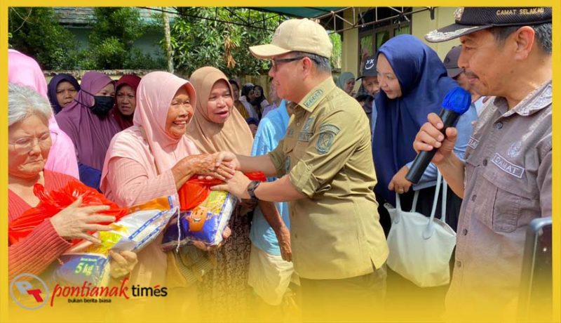 Bupati Sambas, H Satono menyerahkan Sembako pada momen Pasar Murah di Selakau untuk menjaga stabilitas harga bahan pokok.