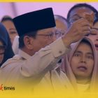 Presiden RI, Prabowo Subianto menunjukkan potongan ayam untuk anak-anak Indonesia sebagai ppenerima manfaat MBG, Rabu (3/6/2026) di SICC Bogor.