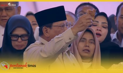 Presiden RI, Prabowo Subianto menunjukkan potongan ayam untuk anak-anak Indonesia sebagai ppenerima manfaat MBG, Rabu (3/6/2026) di SICC Bogor.