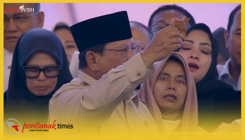 Presiden RI, Prabowo Subianto menunjukkan potongan ayam untuk anak-anak Indonesia sebagai ppenerima manfaat MBG, Rabu (3/6/2026) di SICC Bogor.