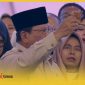 Presiden RI, Prabowo Subianto menunjukkan potongan ayam untuk anak-anak Indonesia sebagai ppenerima manfaat MBG, Rabu (3/6/2026) di SICC Bogor.