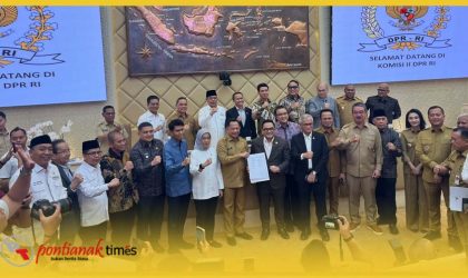 Raker, RDP dan RDPU Komisi II DPR RI bersama Menteri Dalam Negeri, Menteri PANRB, kepala daerah, serta asosiasi pemerintah daerah di Jakarta, Senin (8/6/2026).
