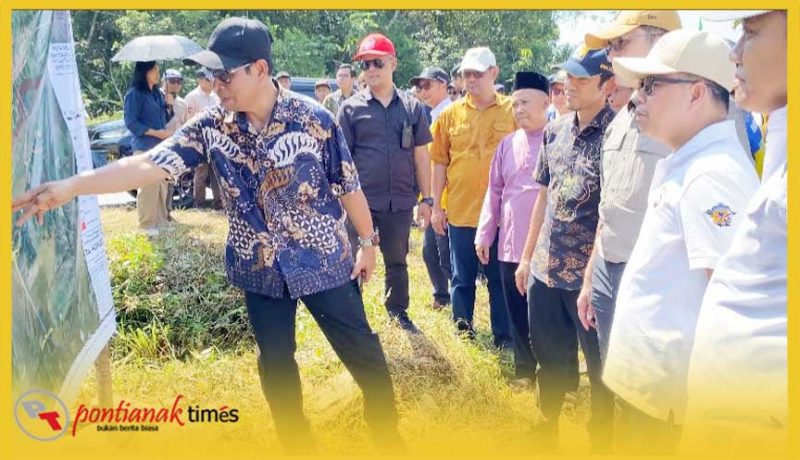 Bupati Sambas H Satono bersama Stafsus Menko Bidang Infrastruktur meninjau lokasi SPAM di Desa Sentalik, Kecamatan Sejangkung.