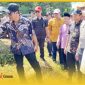 Bupati Sambas H Satono bersama Stafsus Menko Bidang Infrastruktur meninjau lokasi SPAM di Desa Sentalik, Kecamatan Sejangkung.
