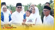 Bupati Sambas H Satono menyerahkan hadiah umrah pada momentum peringatan Tahu Baru Islam 1448 Hijriyah.