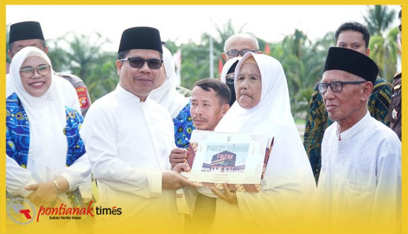 Bupati Sambas H Satono menyerahkan hadiah umrah pada momentum peringatan Tahu Baru Islam 1448 Hijriyah.