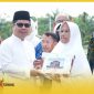 Bupati Sambas H Satono menyerahkan hadiah umrah pada momentum peringatan Tahu Baru Islam 1448 Hijriyah.