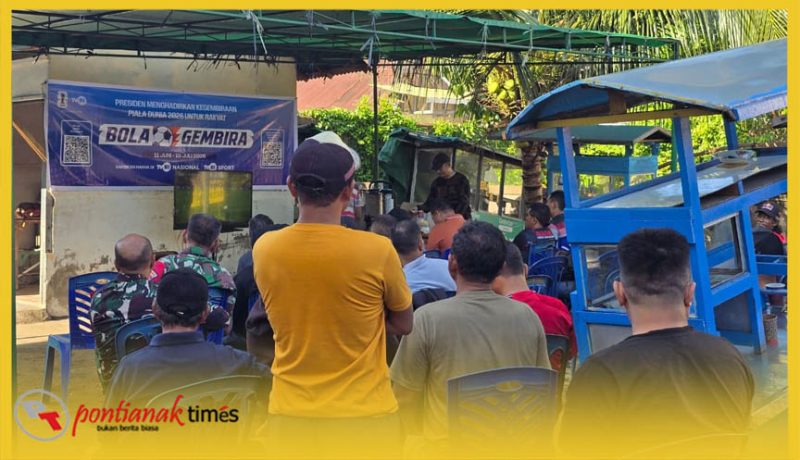 Ratusan warga memadati lokasi nobar Bola Gembira Kodim 1207 Pontianak.