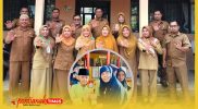 Kabid SD Diknas Sambas bersama Pengawalan dan Guru Peserta OSN, insert Fahry Pranaja Khairy saat menerima penghargaan juara di SDN 4 Nagur Sambas.