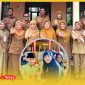 Kabid SD Diknas Sambas bersama Pengawalan dan Guru Peserta OSN, insert Fahry Pranaja Khairy saat menerima penghargaan juara di SDN 4 Nagur Sambas.