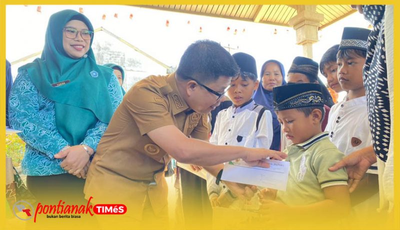 Bupati Sambas H. Satono didampingi Ketua TP PKK Kabupaten Sambas Hj. Yunisa menyerahkan santunan kepada peserta khitanan massal. 
