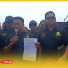 Massa DPP Laskar Pemuda Melayu (LPM) Kalimantan Barat bersama elemen masyarakat yang berdemonstrasi di Markas Polda Kalimantan Barat, Senin (27/7/2026)