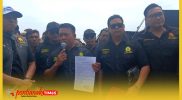 Massa DPP Laskar Pemuda Melayu (LPM) Kalimantan Barat bersama elemen masyarakat yang berdemonstrasi di Markas Polda Kalimantan Barat, Senin (27/7/2026)