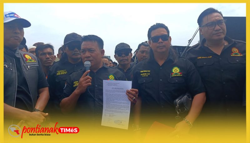 Massa DPP Laskar Pemuda Melayu (LPM) Kalimantan Barat bersama elemen masyarakat yang berdemonstrasi di Markas Polda Kalimantan Barat, Senin (27/7/2026)