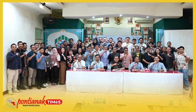 Direktur Bank Kalbar, H Rokidi turun langsung memberikan arahan ke jajaran kantor cabang.