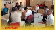 Prosesi pelimpahan berkas tahap II berupa pelimpahan tersangka Edy Chow berikut barang bukti dari Polda Kalbar ke JPU di Kejari Mempawah.