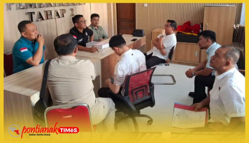 Prosesi pelimpahan berkas tahap II berupa pelimpahan tersangka Edy Chow berikut barang bukti dari Polda Kalbar ke JPU di Kejari Mempawah.