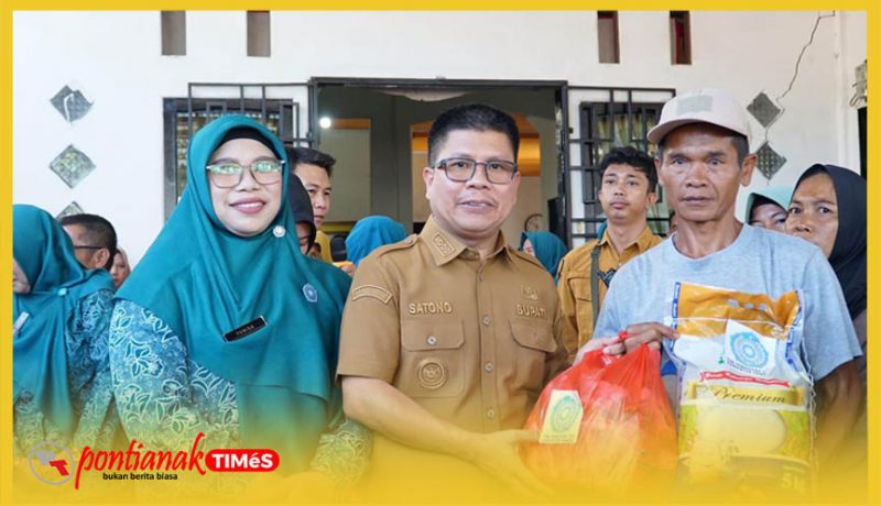 Bupati Sambas H. Satono didampingi Ketua TP PKK Hj Yunisa menyerahkan secara simbolis Sembako dalam .program Gerakan Pangan Murah