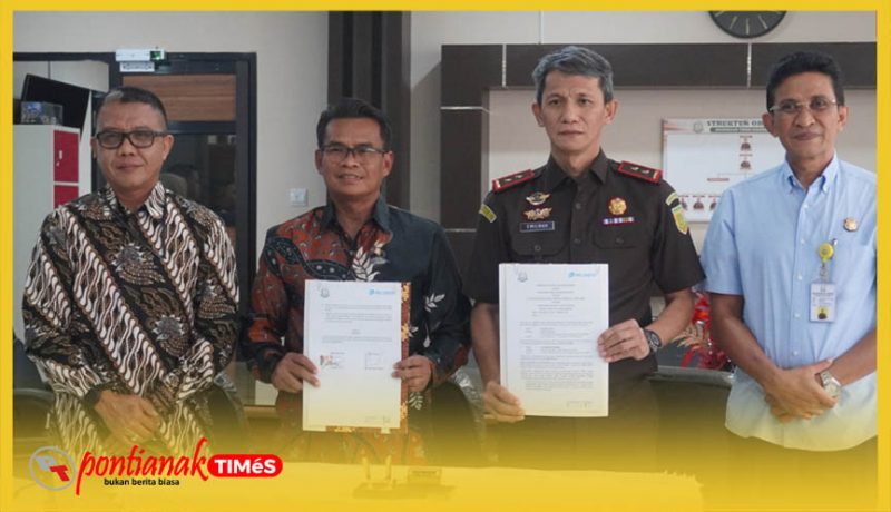 Kepala Kejaksaan Tinggi Kalimantan Barat Dr. Emilwan Ridwan bersama General Manager PT Pelabuhan Indonesia (Persero) Regional 2 Kalimantan Barat Yanto di Kantor Kejati Kalbar, Pontianak.