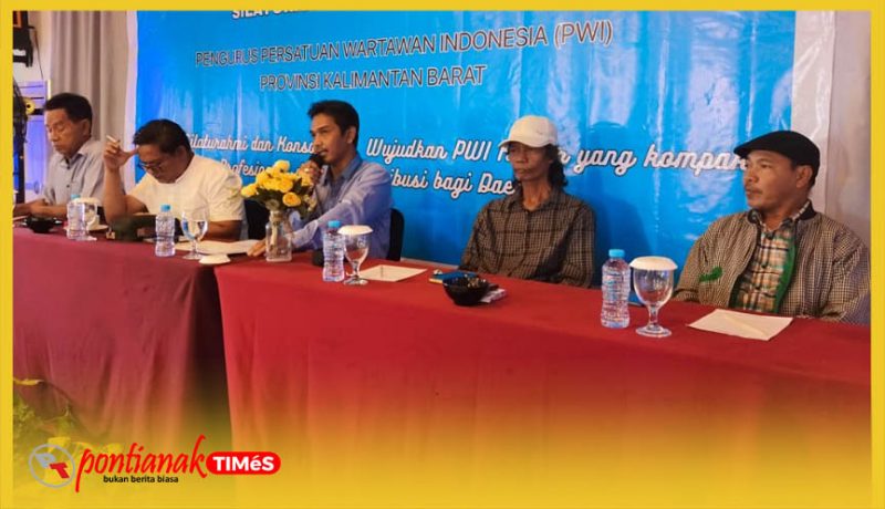 Ketua PWI Provinsi Kalbar, Kundori memberikan arahan dalam rapat konsolidasi. 
