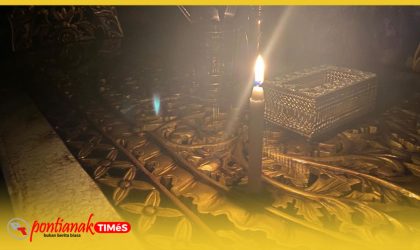Lilin gantikan penerangan sementara di malam hari akibat pemadaman aliran listrik oleh PLN UID Kalbar.