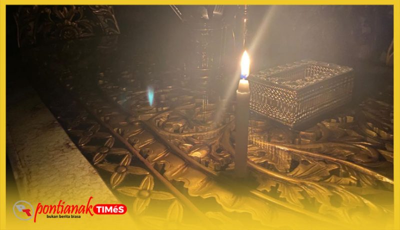 Lilin gantikan penerangan sementara di malam hari akibat pemadaman aliran listrik oleh PLN UID Kalbar.