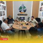 Bupati Sambas H Satono berdiskusi bersama kru teknis studio Podcast Satukata.