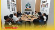 Bupati Sambas H Satono berdiskusi bersama kru teknis studio Podcast Satukata.
