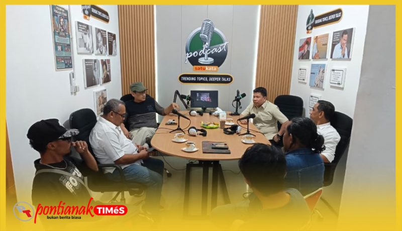 Bupati Sambas H Satono berdiskusi bersama kru teknis studio Podcast Satukata.