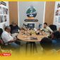 Bupati Sambas H Satono berdiskusi bersama kru teknis studio Podcast Satukata.