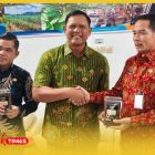 Penyerahan secara simbolis Cantigi Coffee, produk kopi robusta hasil binaan petani Pahauman, dalam Rapat Koordinasi Forum TSLP/CSR Kabupaten Landak Tahun 2026 di PT Daya Landak Plantation, Kecamatan Jelimpo, Kamis (23/7/2026).