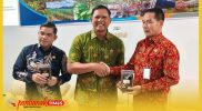Penyerahan secara simbolis Cantigi Coffee, produk kopi robusta hasil binaan petani Pahauman, dalam Rapat Koordinasi Forum TSLP/CSR Kabupaten Landak Tahun 2026 di PT Daya Landak Plantation, Kecamatan Jelimpo, Kamis (23/7/2026).