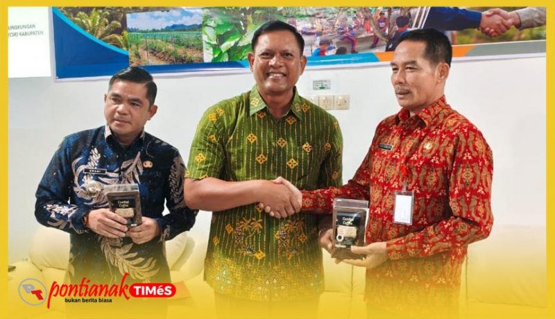 Penyerahan secara simbolis Cantigi Coffee, produk kopi robusta hasil binaan petani Pahauman, dalam Rapat Koordinasi Forum TSLP/CSR Kabupaten Landak Tahun 2026 di PT Daya Landak Plantation, Kecamatan Jelimpo, Kamis (23/7/2026).