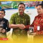 Penyerahan secara simbolis Cantigi Coffee, produk kopi robusta hasil binaan petani Pahauman, dalam Rapat Koordinasi Forum TSLP/CSR Kabupaten Landak Tahun 2026 di PT Daya Landak Plantation, Kecamatan Jelimpo, Kamis (23/7/2026).