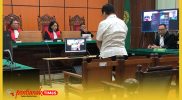 Denie Amiruddin saat mendampingi Askiman dalam sidang putusan tingkat pertama di Pegadilan Tindak Pidana Korupsi Pontianak.