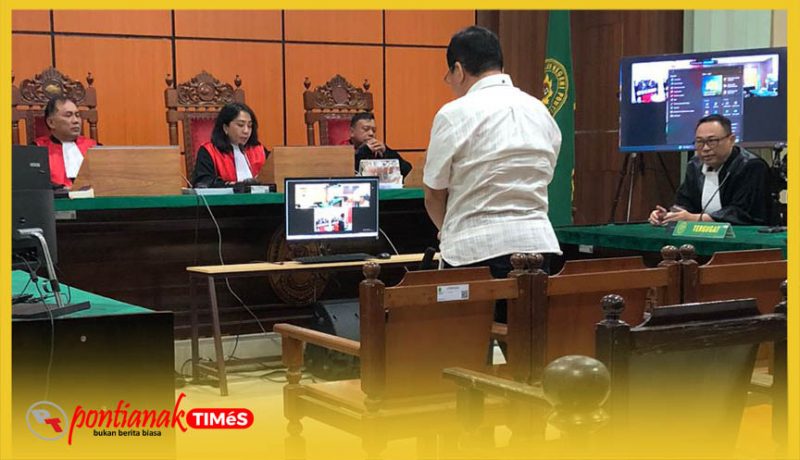 Denie Amiruddin saat mendampingi Askiman dalam sidang putusan tingkat pertama di Pegadilan Tindak Pidana Korupsi Pontianak. 