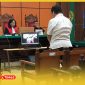 Denie Amiruddin saat mendampingi Askiman dalam sidang putusan tingkat pertama di Pegadilan Tindak Pidana Korupsi Pontianak. 